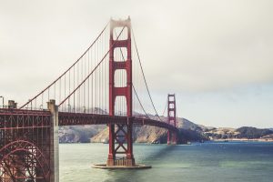 Skoków z mostu Golden Gate ubezpieczenie turystyczne USA raczej nie obejmuje...