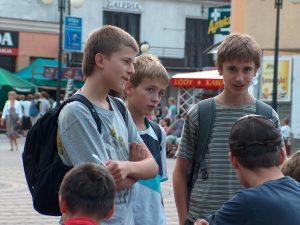 Ci nastolatkowie jeszcze nie wiedzą, że ubezpieczenie szkolne AXA przyda im się tego wieczora